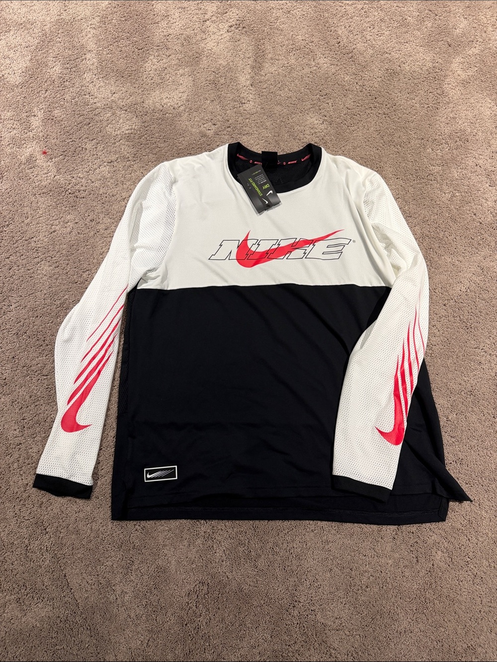 Nike Dry Fit long sleeve top! Size XL mesh sleeves and back NWT